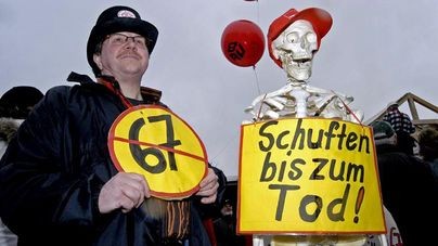 Demonstrant mit Skelett und Plakat Schuften bis zum Tod