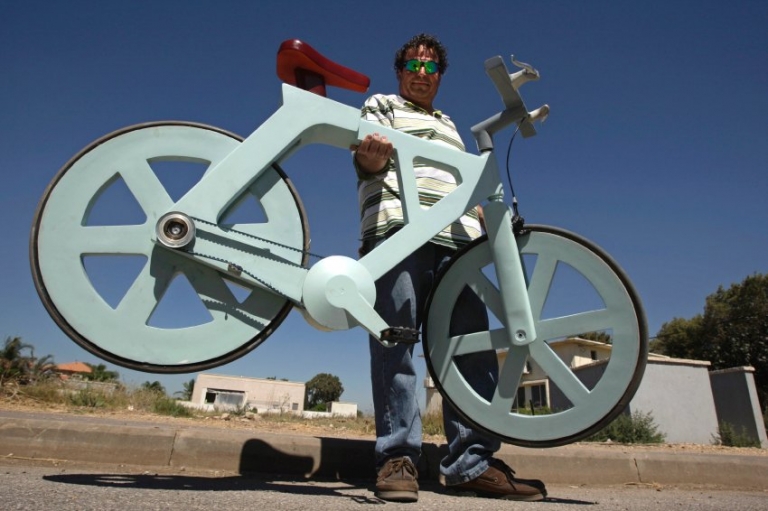 Ein Israeli erfindet ein 9€ Fahrrad aus Pappe, welches