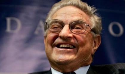 Multimilliardär und 'Philantrop' George Soros. Seine Stiftungen stehen im Verdacht weltweit viele Proteste organisiert zu haben, u.a. den Black Lives Matter Protest, die Proteste in der Ukraine gegen Russland, einige arabische Proteste während des arabischen Frühlings un die aktuellen Proteste in den USA gegen Trump. 